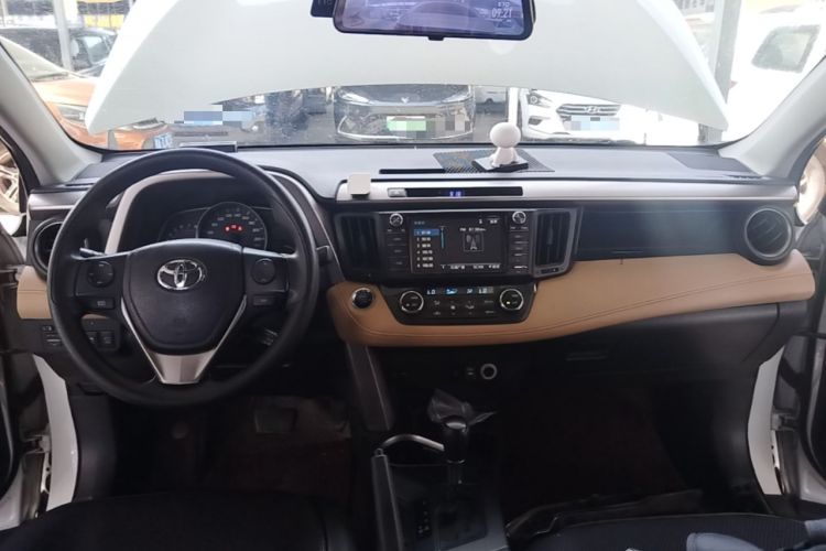 Used Toyota RAV4 2016 2.0L CVT Two-Wheel Drive Fashion Edition China V Standard Center Console