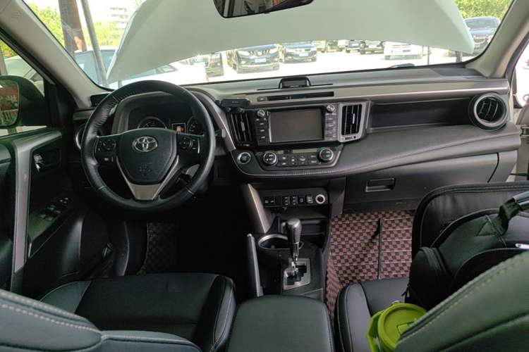 Used Toyota RAV4 2016 2.0L CVT Two-Wheel Drive Smart Edition China V Standard Center Console