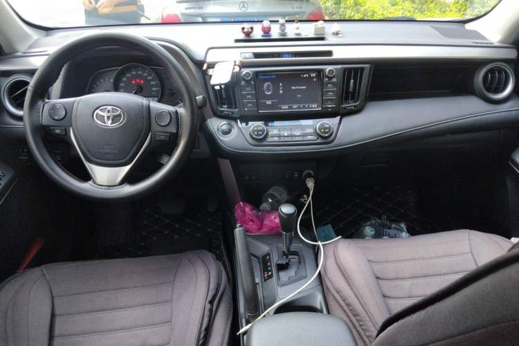 Used Toyota RAV4 2016 2.0L CVT Two-Wheel Drive Fashion Edition China V Standard Center Console