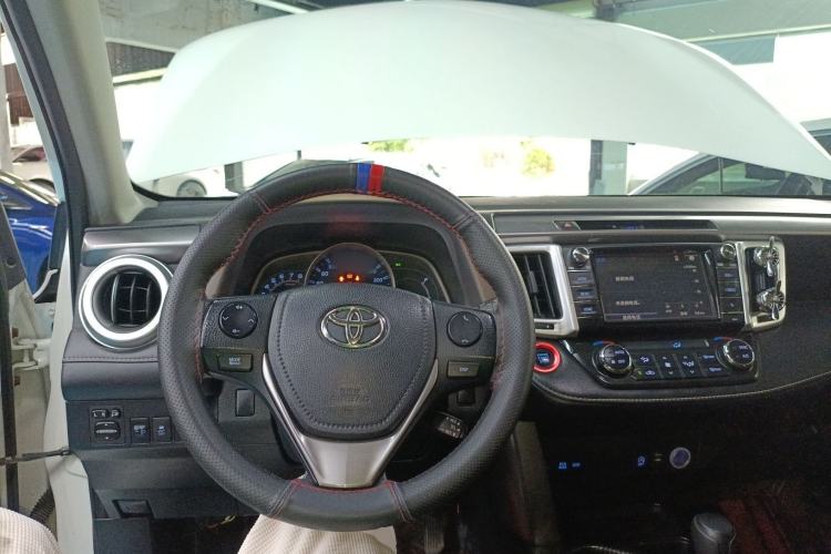 Used Toyota RAV4 2016 2.0L CVT Two-Wheel Drive Fashion Edition China V Standard Center Console