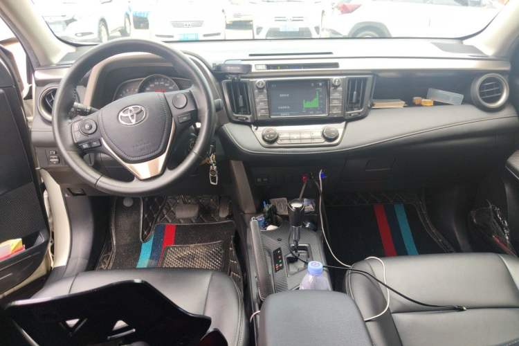 Used Toyota RAV4 2016 2.0L CVT Two-Wheel Drive Fashion Edition China V Standard Center Console