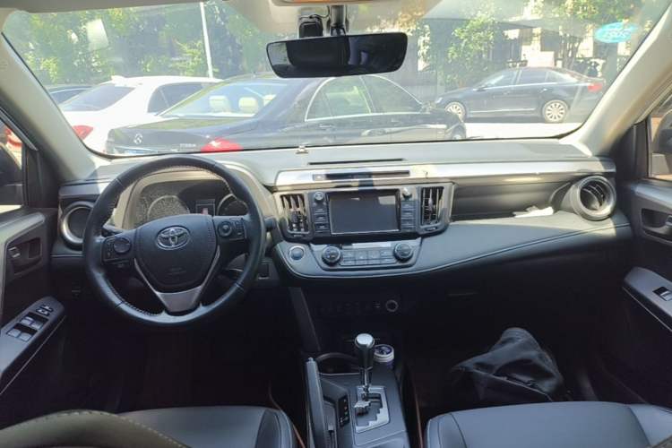 Used Toyota RAV4 2016 2.5L Automatic 4x4 Elite Edition Center Console