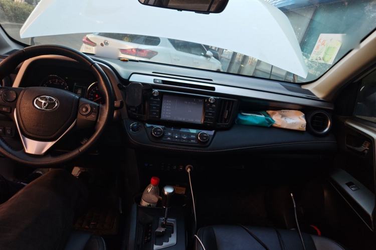 Used Toyota RAV4 2016 2.0L CVT Two-Wheel Drive Smart Edition China V Standard Center Console