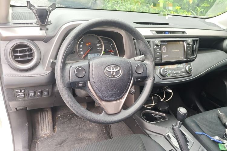 Used Toyota RAV4 2016 2.0L CVT Two-Wheel Drive Fashion Edition China V Standard Center Console