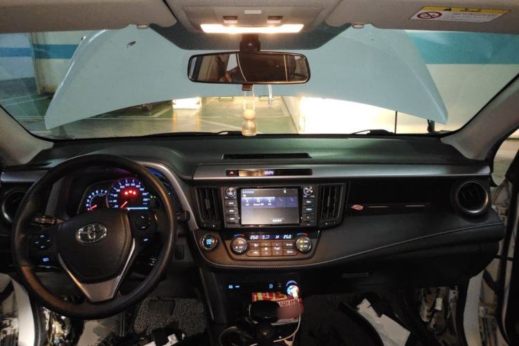 Used Toyota RAV4 2016 2.0L CVT Two-Wheel Drive Fashion Edition China V Standard Center Console