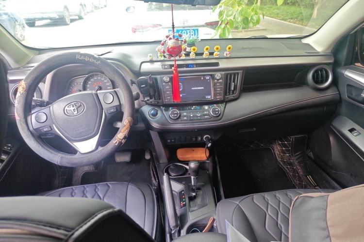 Used Toyota RAV4 2016 2.0L CVT Two-Wheel Drive Fashion Edition China V Standard Center Console