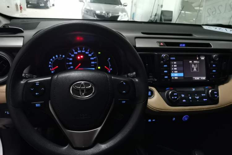 Used Toyota RAV4 2016 2.0L CVT Two-Wheel Drive Fashion Edition China V Standard Center Console
