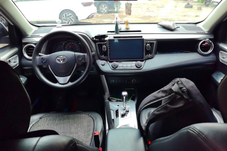 Used Toyota RAV4 2016 2.0L CVT Two-Wheel Drive Fashion Edition China V Standard Center Console
