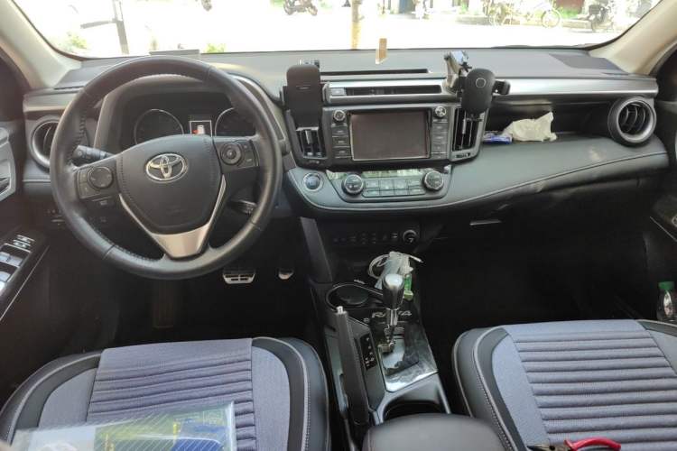 Used Toyota RAV4 2016 2.0L CVT 4x4 New Edition China V Standard Center Console