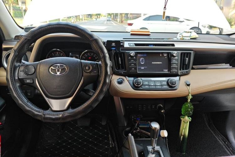 Used Toyota RAV4 2016 2.0L CVT Two-Wheel Drive Smart Edition China V Standard Center Console