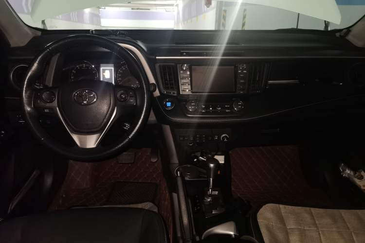 Used Toyota RAV4 2016 2.5L Automatic 4x4 Elite Edition Center Console