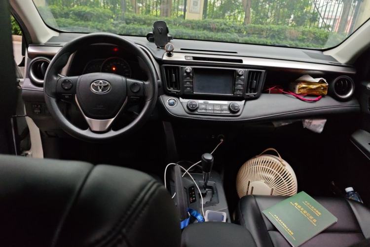 Used Toyota RAV4 2016 2.0L CVT Two-Wheel Drive Fashion Edition China V Standard Center Console