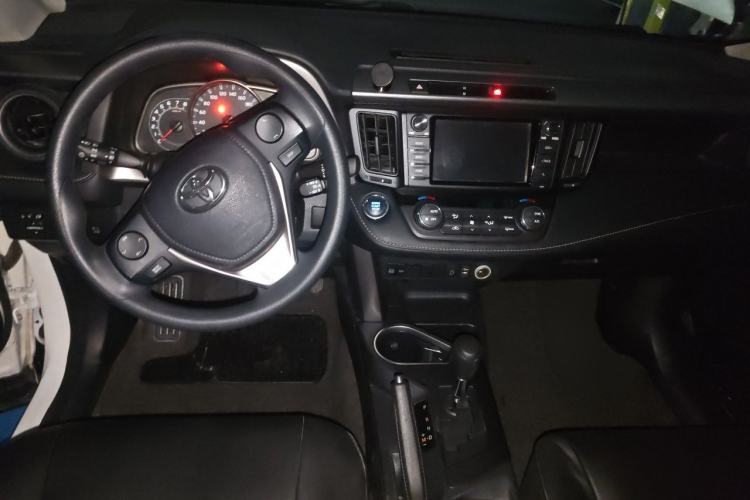 Used Toyota RAV4 2016 2.0L CVT Two-Wheel Drive Fashion Edition China V Standard Center Console