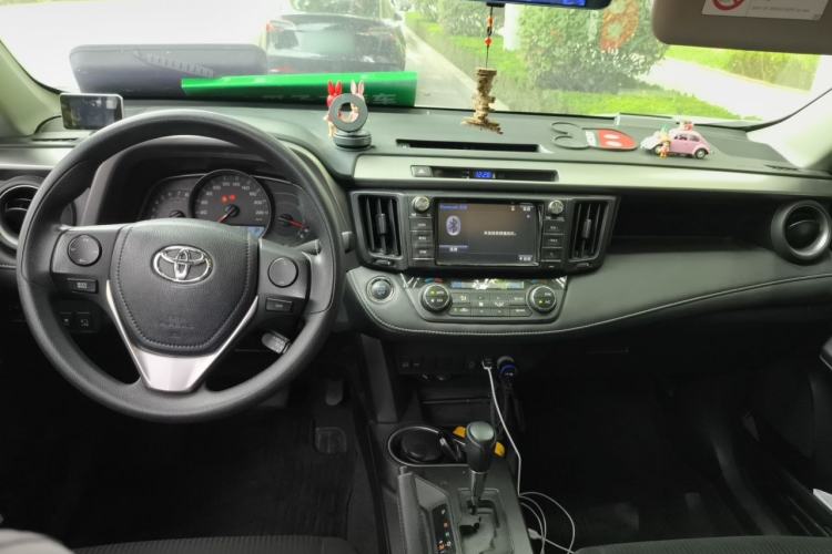 Used Toyota RAV4 2016 2.0L CVT Two-Wheel Drive Fashion Edition China V Standard Center Console