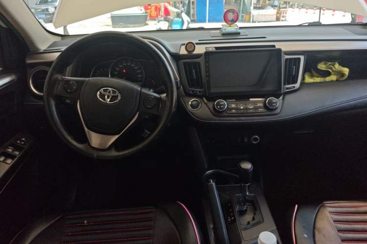 Used Toyota RAV4 2016 2.0L CVT Two-Wheel Drive Fashion Edition China V Standard Center Console