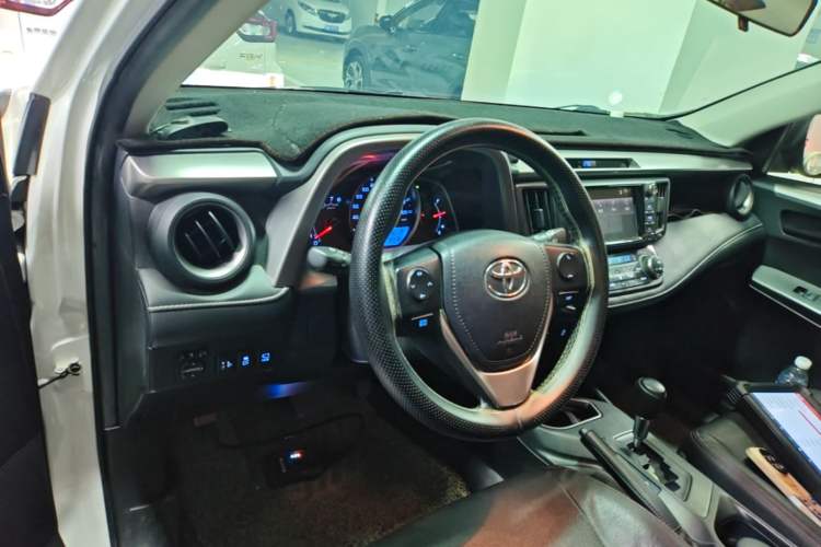 Used Toyota RAV4 2016 2.0L CVT Two-Wheel Drive Fashion Edition China V Standard Center Console