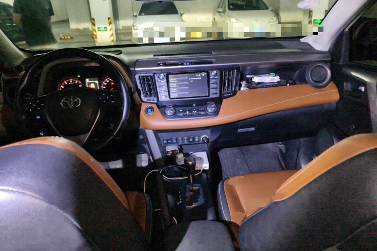 Used Toyota RAV4 2016 2.5L Automatic 4x4 Elite Edition Center Console