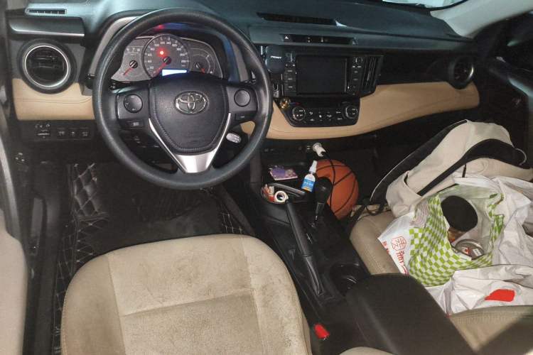 Used Toyota RAV4 2016 2.0L CVT Two-Wheel Drive Fashion Edition China V Standard Center Console
