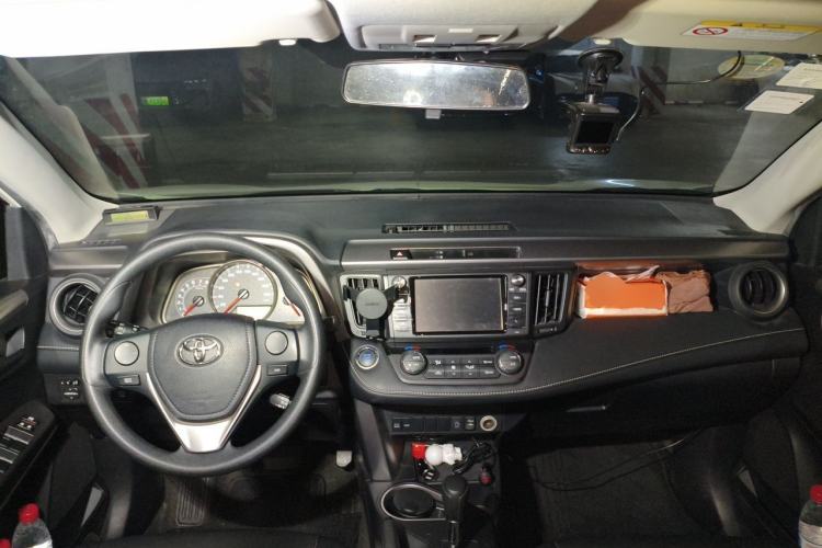 Used Toyota RAV4 2016 2.0L CVT Two-Wheel Drive Fashion Edition China V Standard Center Console