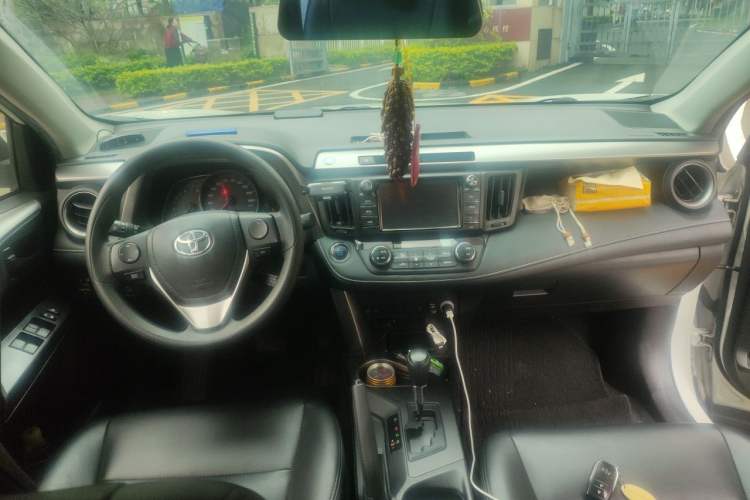 Used Toyota RAV4 2016 2.0L CVT Two-Wheel Drive Fashion Edition China V Standard Center Console