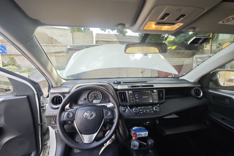 Used Toyota RAV4 2016 2.0L CVT Two-Wheel Drive Fashion Edition China V Standard Center Console