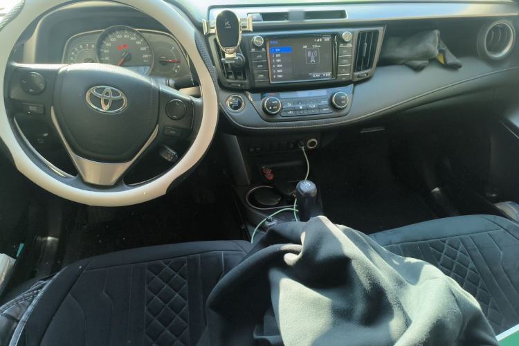 Used Toyota RAV4 2016 2.0L CVT Two-Wheel Drive Fashion Edition China V Standard Center Console