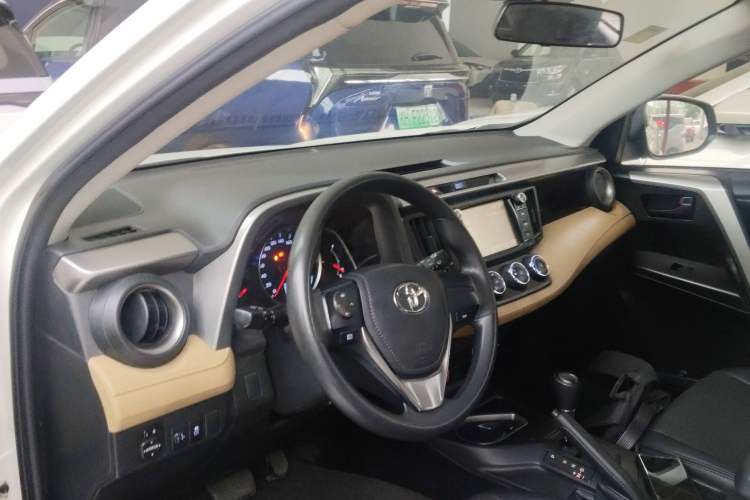 Used Toyota RAV4 2016 2.0L CVT Two-Wheel Drive Urban Edition China V Standard Center Console