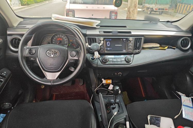 Used Toyota RAV4 2016 2.0L CVT Two-Wheel Drive Fashion Edition China V Standard Center Console