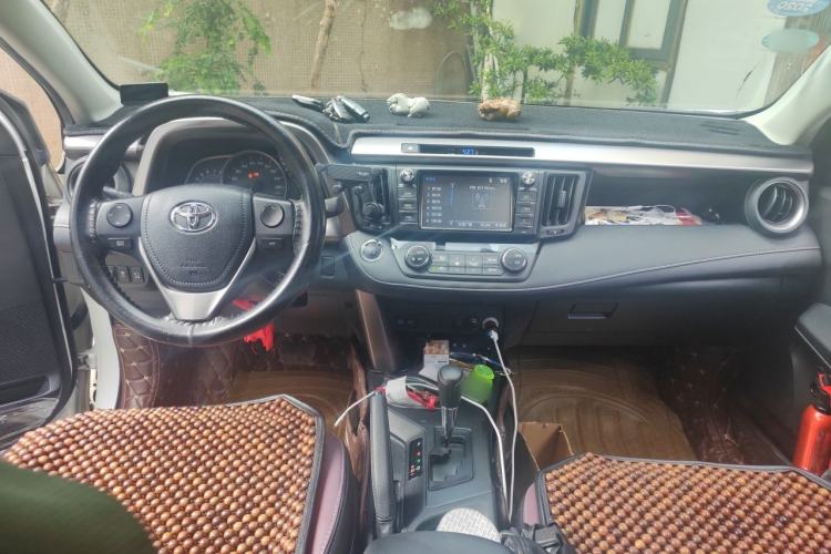 Used Toyota RAV4 2016 2.0L CVT Two-Wheel Drive Fashion Edition China V Standard Center Console