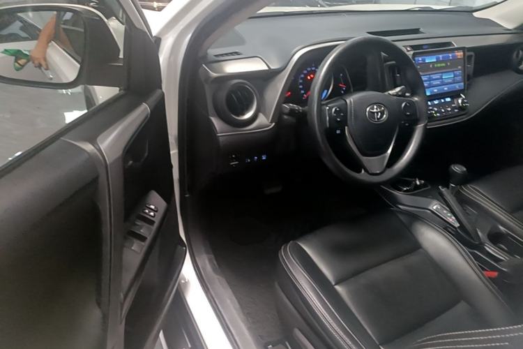 Used Toyota RAV4 2016 2.0L CVT Two-Wheel Drive Fashion Edition China V Standard Driver Seat