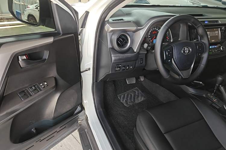 Used Toyota RAV4 2016 2.0L CVT Two-Wheel Drive Fashion Edition China V Standard Driver Seat