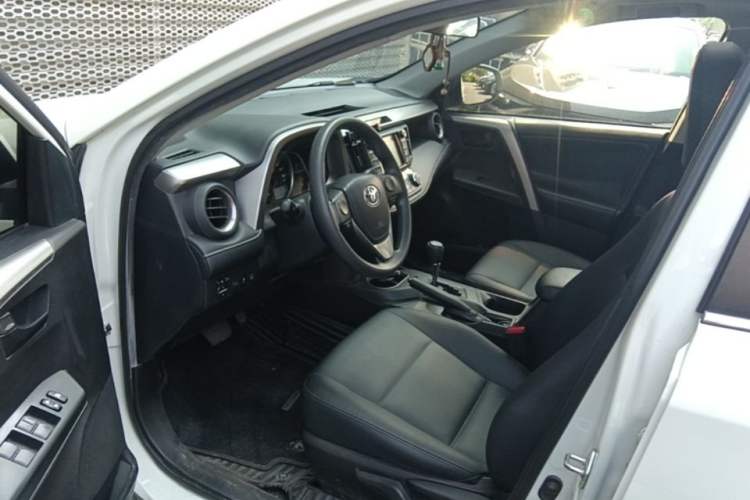 Used Toyota RAV4 2016 2.0L CVT Two-Wheel Drive Fashion Edition China V Standard Driver Seat