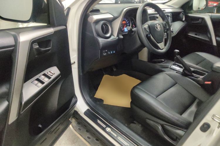 Used Toyota RAV4 2016 2.0L CVT Two-Wheel Drive Fashion Edition China V Standard Driver Seat