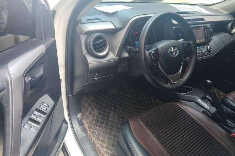 Used Toyota RAV4 2016 2.0L CVT Two-Wheel Drive Fashion Edition China V Standard Driver Seat