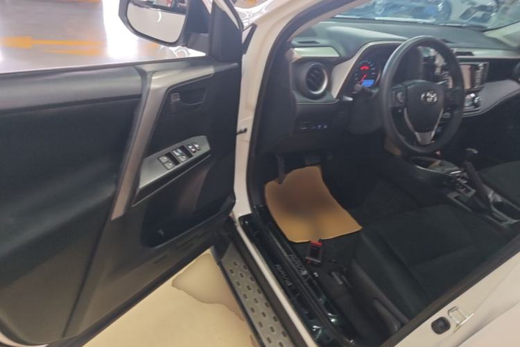 Used Toyota RAV4 2016 2.0L CVT Two-Wheel Drive Fashion Edition China V Standard Driver Seat