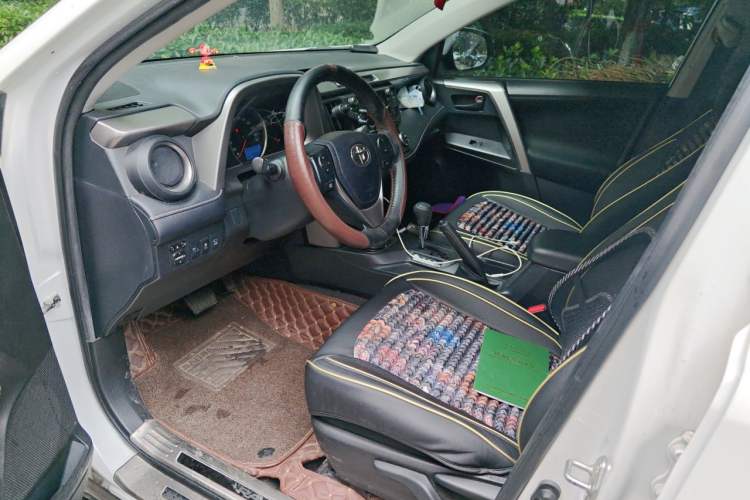 Used Toyota RAV4 2016 2.0L CVT Two-Wheel Drive Fashion Edition China V Standard Driver Seat