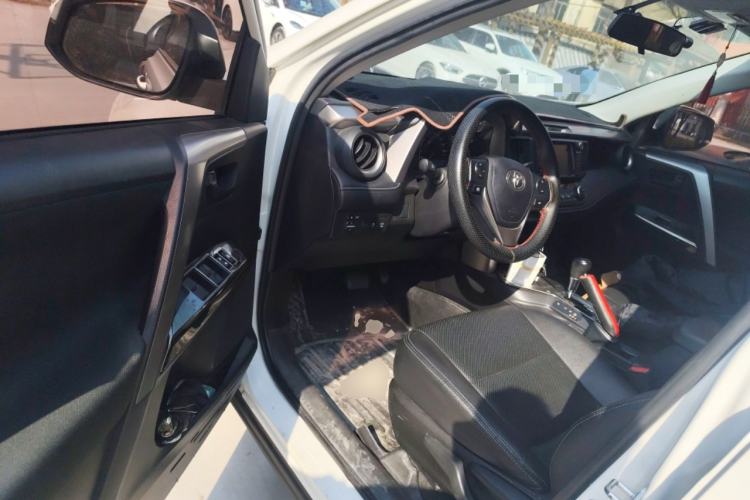Used Toyota RAV4 2016 2.0L CVT Two-Wheel Drive Fashion Edition China V Standard Driver Seat