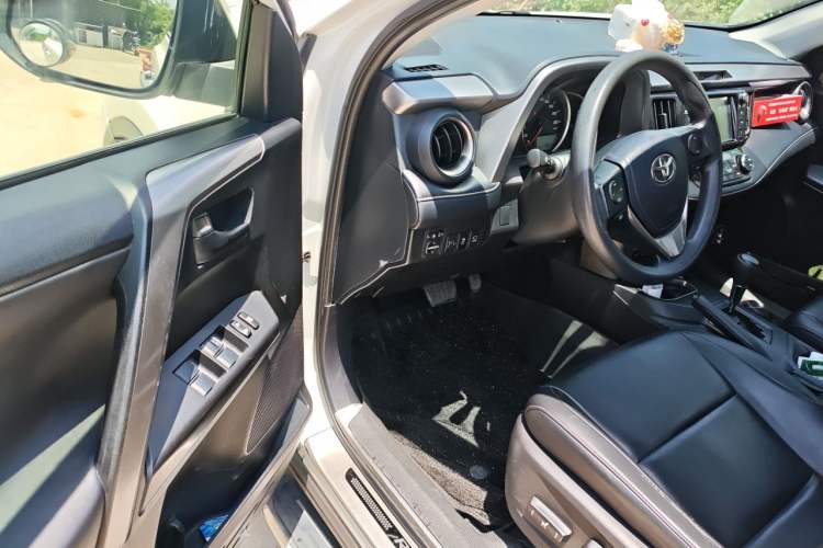 Used Toyota RAV4 2016 2.0L CVT Two-Wheel Drive Fashion Edition China V Standard Driver Seat