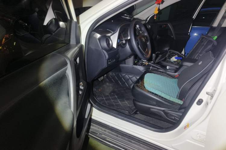 Used Toyota RAV4 2016 2.0L CVT Two-Wheel Drive Fashion Edition China V Standard Driver Seat