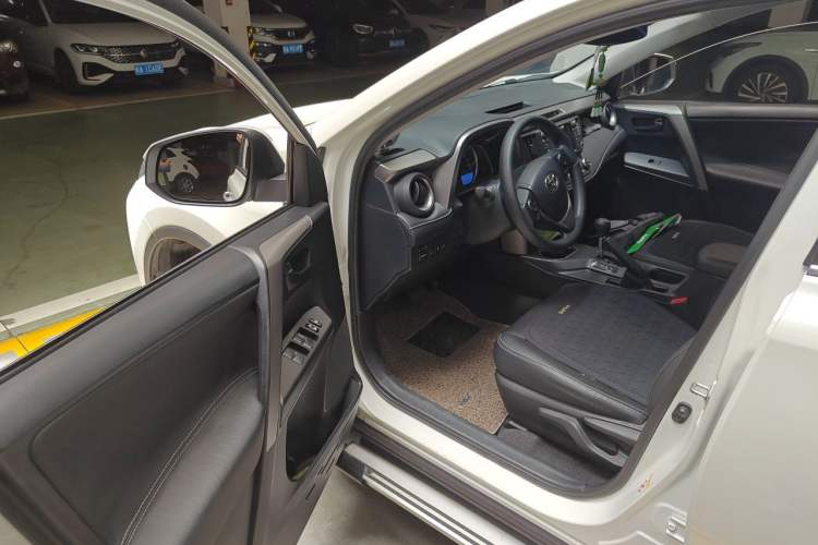 Used Toyota RAV4 2016 2.0L CVT Two-Wheel Drive Fashion Edition China V Standard Driver Seat