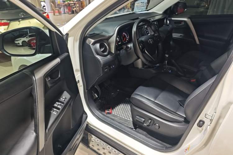 Used Toyota RAV4 2016 2.5L Automatic 4x4 Elite Edition Driver Seat
