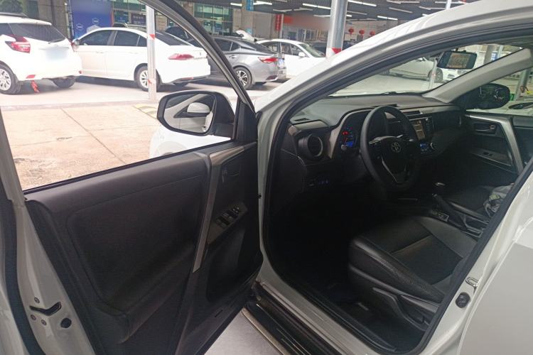 Used Toyota RAV4 2016 2.0L CVT Two-Wheel Drive Fashion Edition China V Standard Driver Seat