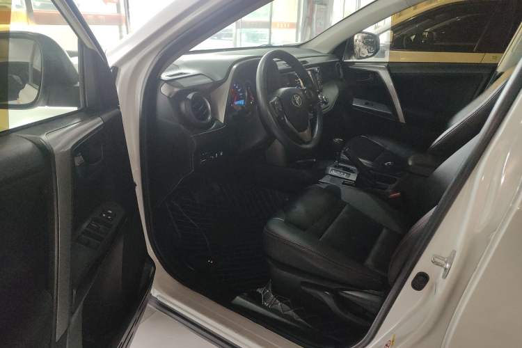 Used Toyota RAV4 2016 2.0L CVT Two-Wheel Drive Comfort Edition China V Standard Driver Seat