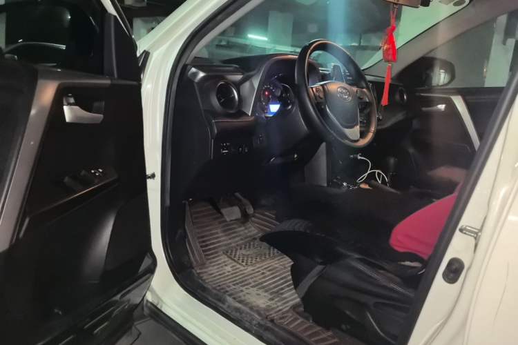 Used Toyota RAV4 2016 2.0L CVT Two-Wheel Drive Fashion Edition China V Standard Driver Seat