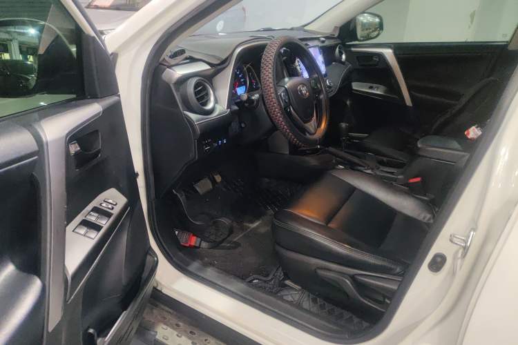 Used Toyota RAV4 2016 2.0L CVT Two-Wheel Drive Fashion Edition China V Standard Driver Seat