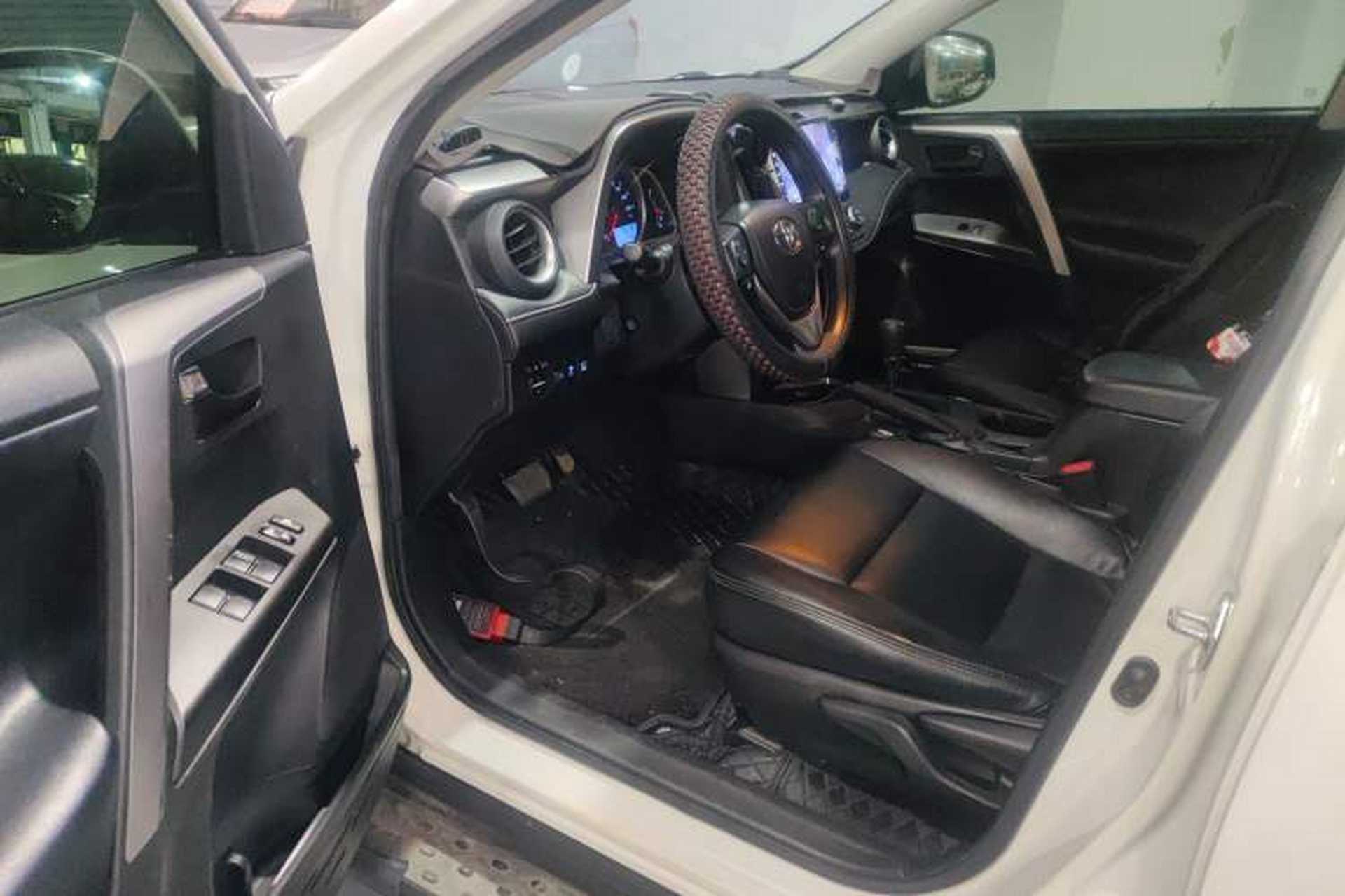 Used Toyota RAV4 2016 2.0L CVT Two-Wheel Drive Fashion Edition China V Standard Driver Seat