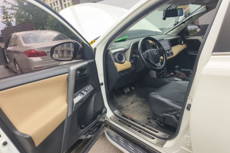 Used Toyota RAV4 2016 2.0L CVT Two-Wheel Drive Urban Edition China V Standard Driver Seat