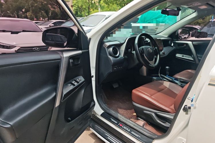 Used Toyota RAV4 2016 2.0L CVT Two-Wheel Drive Fashion Edition China V Standard Driver Seat
