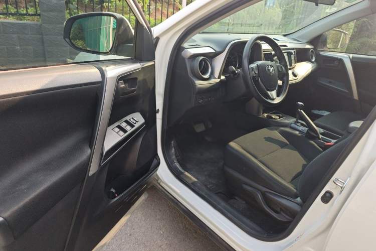 Used Toyota RAV4 2016 2.0L CVT Two-Wheel Drive Fashion Edition China V Standard Driver Seat