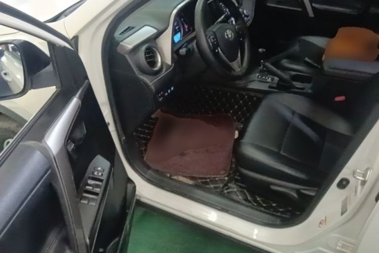 Used Toyota RAV4 2016 2.0L CVT Two-Wheel Drive Fashion Edition China V Standard Driver Seat